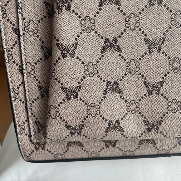 Tan Purse - Cross Over Purse - Golden Accents - Picture 4 of 11